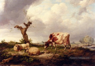  vache Tableaux - Une vache avec des moutons dans un paysage